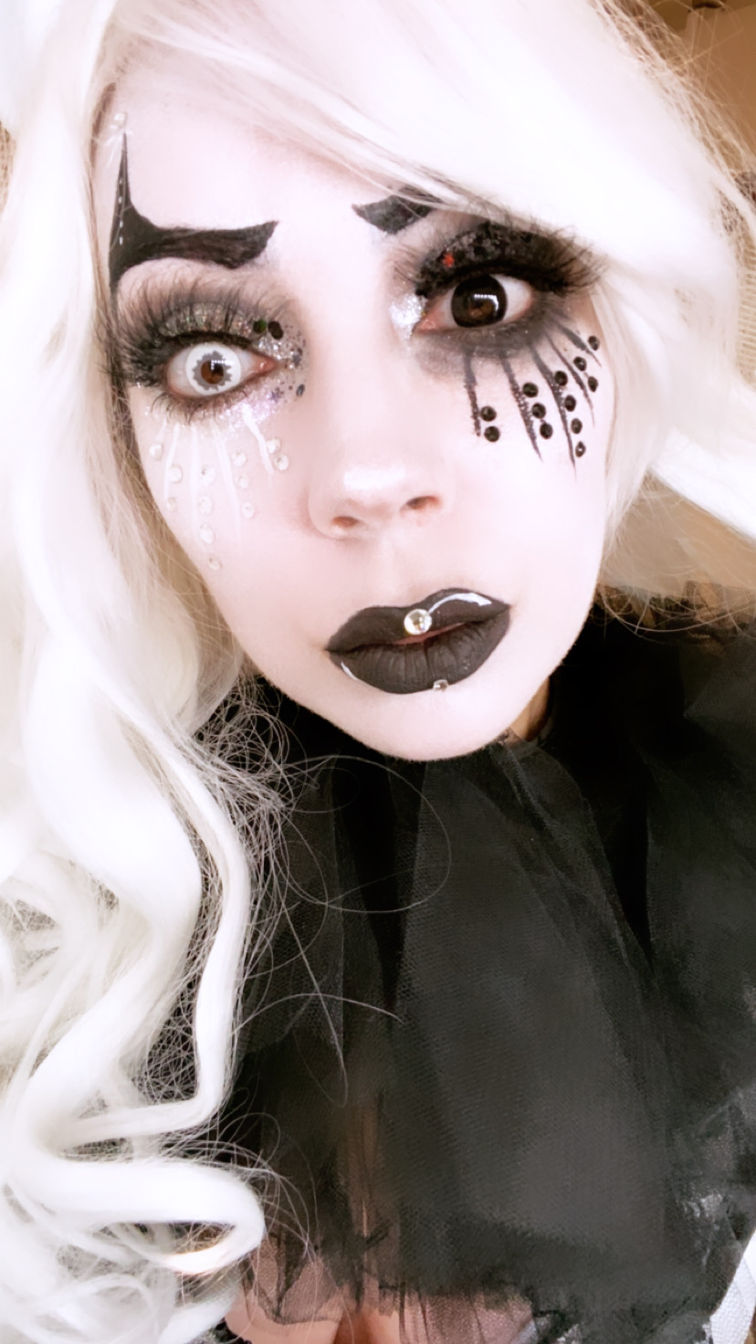 Harlequin Clown Halloween Look